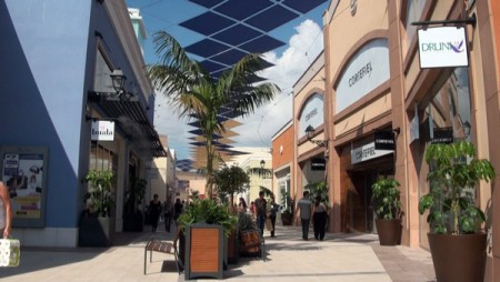 Stort köpcentra med affärer barer och restauranger i La Zenia, söder om Torrevieja.